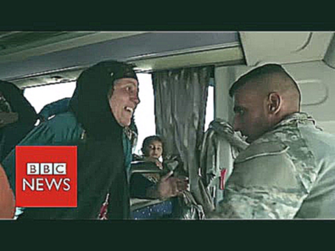 Mosul soldier reunites with mother on bus - BBC News