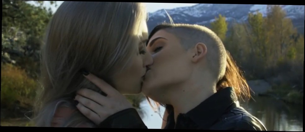 Подборка BVW Jewelers покажет рекламу с лесбийской парой