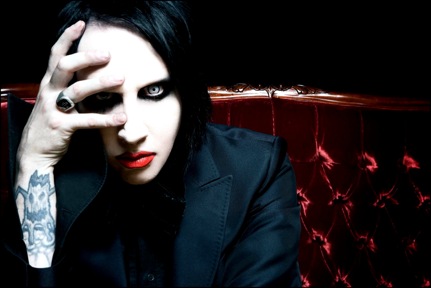 Marilyn Manson — американская индастриал-рок-группа, которая была образована в городе Форт-Лодердейл, штат Флорида в 1989 году изначально под названием Marilyn Manson & the Spooky Kids. Группа известна прежде всего своим эпатажным вызывающим видом, коим н