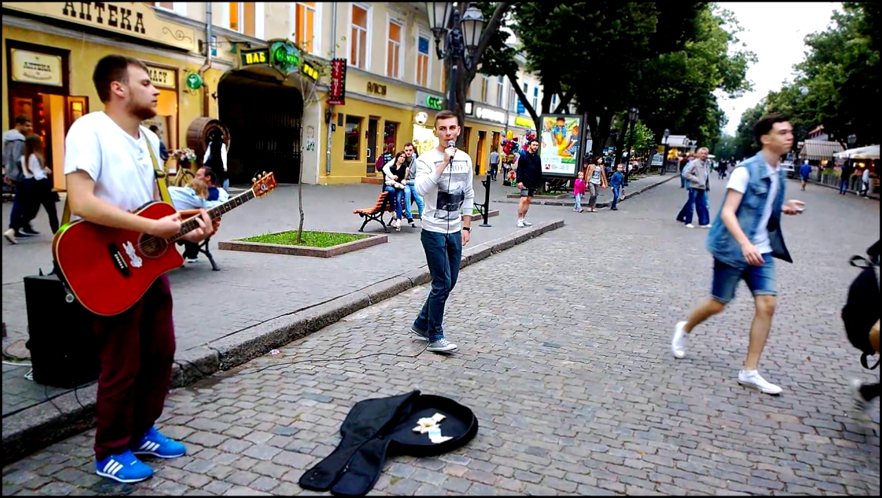 Одесса, июнь, уличные музыканты, очень странная