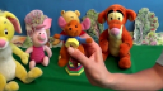 Подборка Винни Пух собирает цветные пирамидки. Pooh Bear