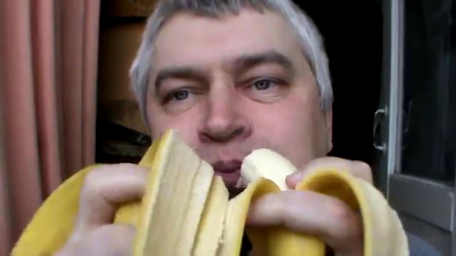 Подборка Довольный бомж жрёт два банана