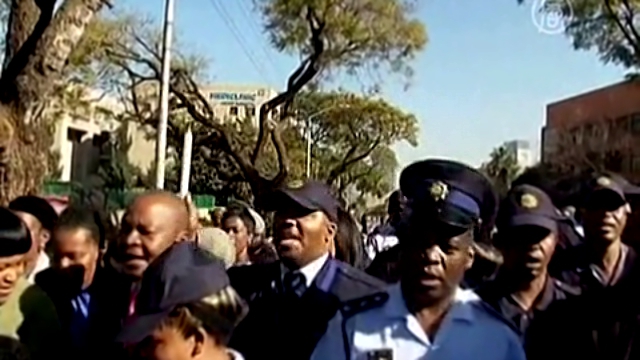 Подборка За Манделу помолились полицейские