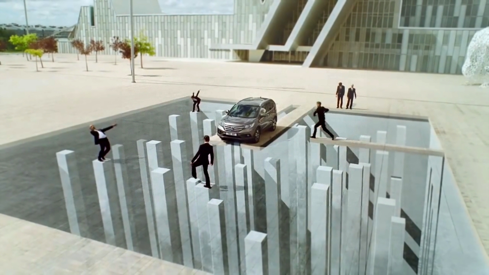 Реклама новой Honda CR-V с использованием оптических иллюзий