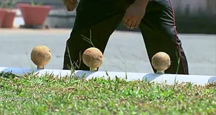 Подборка Мужик разбил руками 124 кокоса за 45 секунд